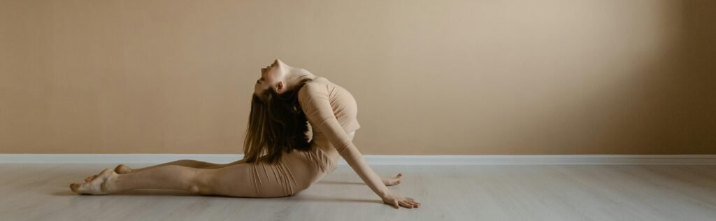 Personne en yoga, soutenue par le collagène pour des articulations flexibles.