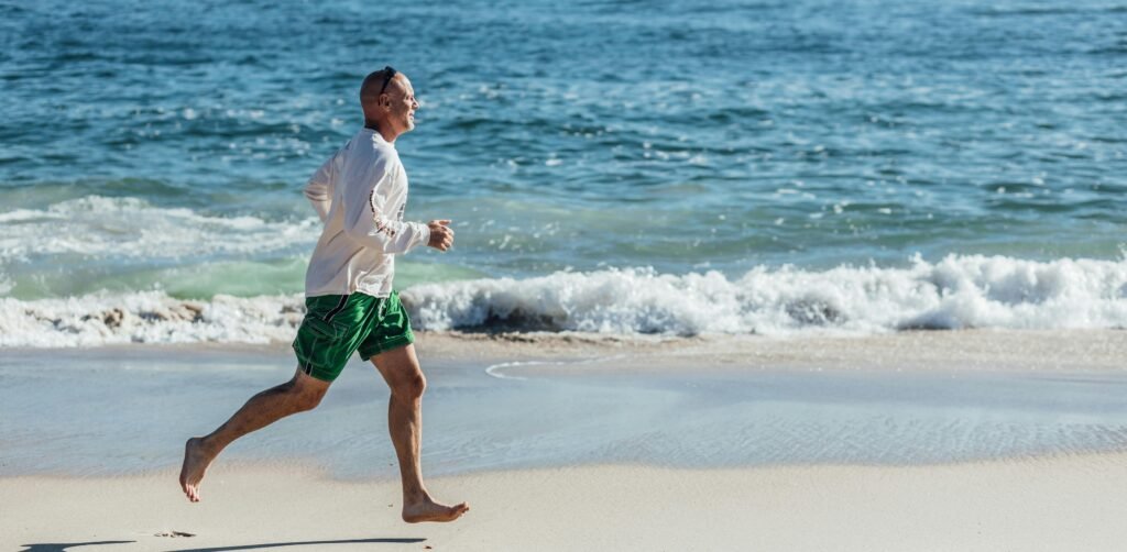 Personne courant en plein air, boostée par le collagène.