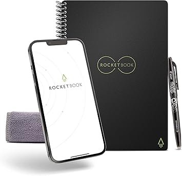 Un carnet réutilisable Rocketbook noir avec stylo, chiffon et smartphone affichant l'app.