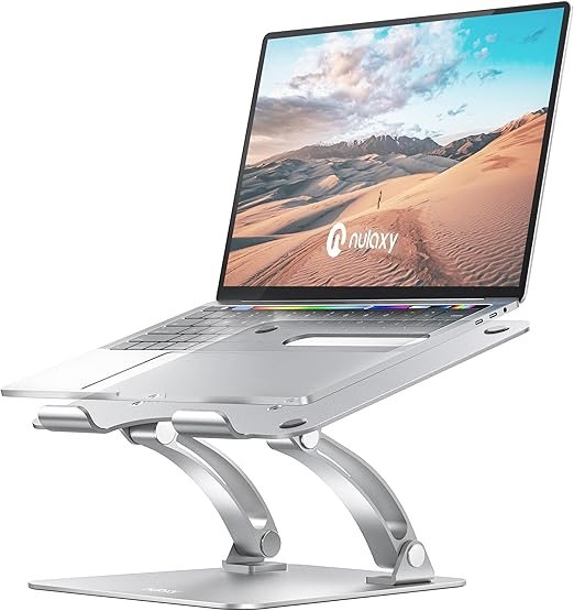 Pc portable posé sur un support Nulaxy Laptop Stand sur fond blanc.