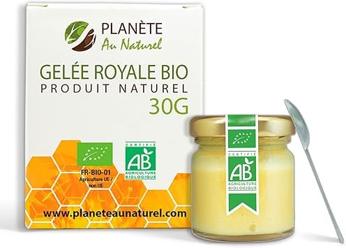 un pot de 30g de gelée royale bio certifiée AB, accompagné d'une petite cuillère, avec son emballage "Planète Au Naturel" en arrière-plan.