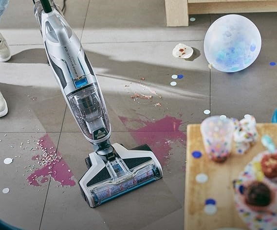 Aspirateur laveur avec fil en action sur sol carrelé avec taches tenaces