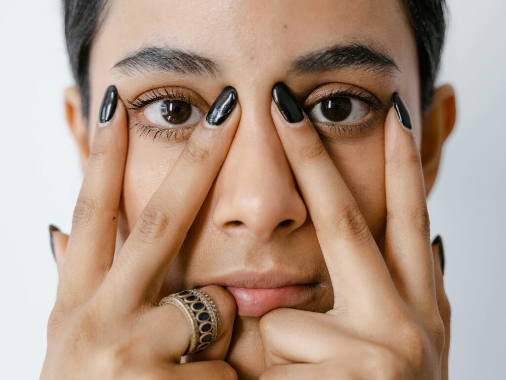 Technique de massage facial pour atténuer rides du lion et pattes d'oie naturellement