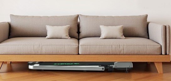 Tapis de course FOUSAE Walking Pad plié sous canapé