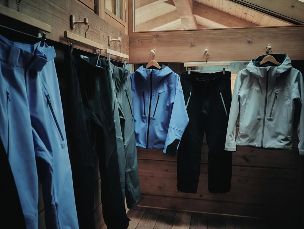 Entretien des vêtements de ski pour préserver leurs performances dans le temps