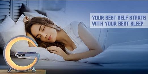 Réveil lumineux simulateur d'aube : cadeaux tech couple, femme dormant paisiblement avec lampe croissant affichant heure.